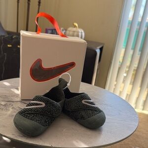 Nike Infant Swoosh 1 Green excellent condition.